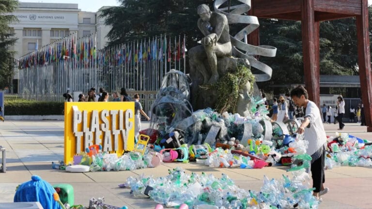 BM müzakerelerinde plastik kirliliğine sanatsal tepki: “Düşünürün Yükü” heykeli dikkat çekiyor