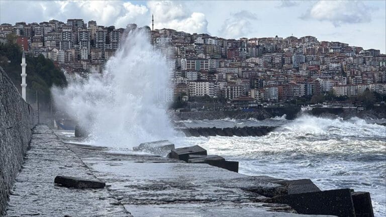 Marmara ve Ege’de fırtına, Doğu Karadeniz’de yağmur var