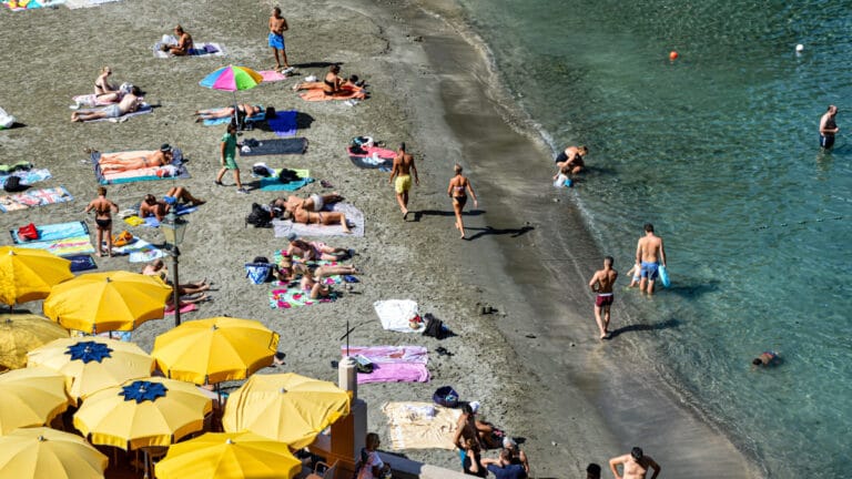 Güney Avrupa’yı kavuran ölümcül sıcak hava dalgası: Uzmanlar “iklim molotof kokteyli” konusunda uyarıyor