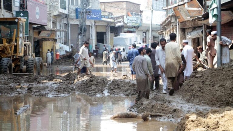 Hindistan ve Pakistan’da yıkıma yol açan ölümcül iklim kaynaklı sağanaklar: Bulut patlamaları nedir?