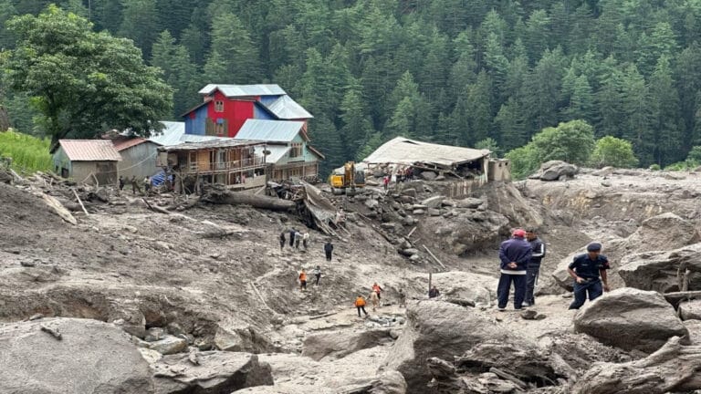 Hindistan ve Pakistan’da sel felaketi! En az 30 kişi hayatını kaybetti