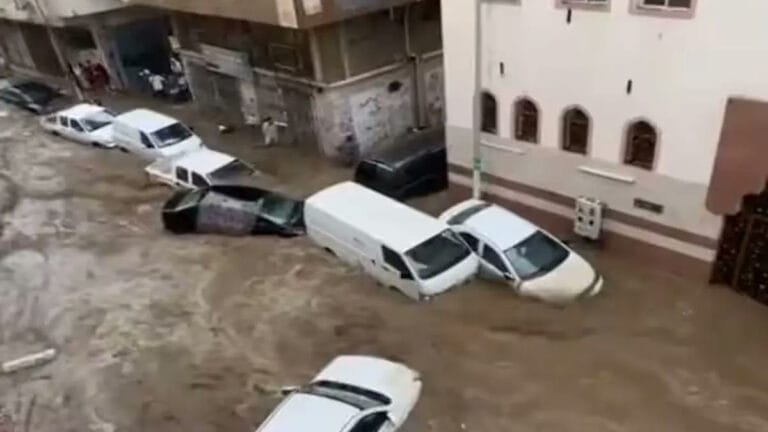 Suudi Arabistan’da sel: Sokaklar sular altında kaldı