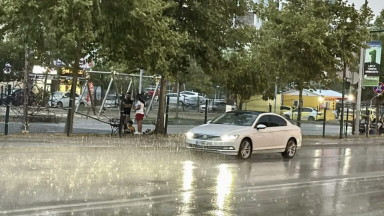 Meteoroloji’den gök gürültülü sağanak yağmur uyarısı