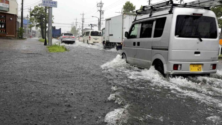 Asya’da yoğun yağışlar ve seller geniş çaplı aksaklıklara neden oluyor