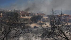 Yunanistan’daki orman yangını kontrol altına alındı, tahliyeler sürüyor