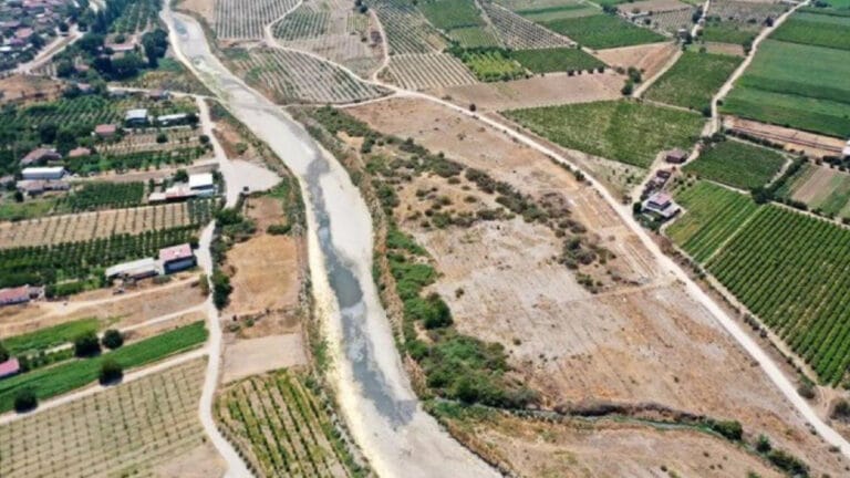 Kuraklık tehlikesi: Gediz Nehri kuruma noktasına geldi