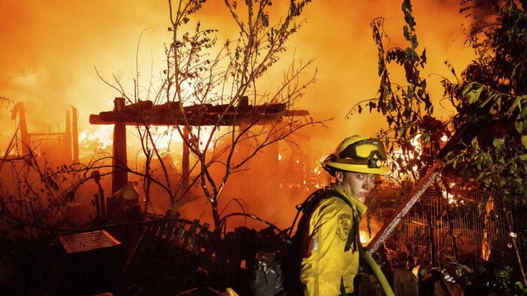 California alevlere teslim: Yıldırımın tetiklediği yangınlar tarihi bir maden kasabasını yok etti