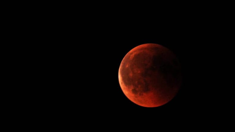 Bu gece gökyüzü kızıla boyanacak: Yılın en uzun Kanlı ay tutulması geliyor