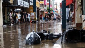 Tokyo bir saatlik yağmura teslim oldu: 1 ölü ve binlerce kişinin elektriksiz