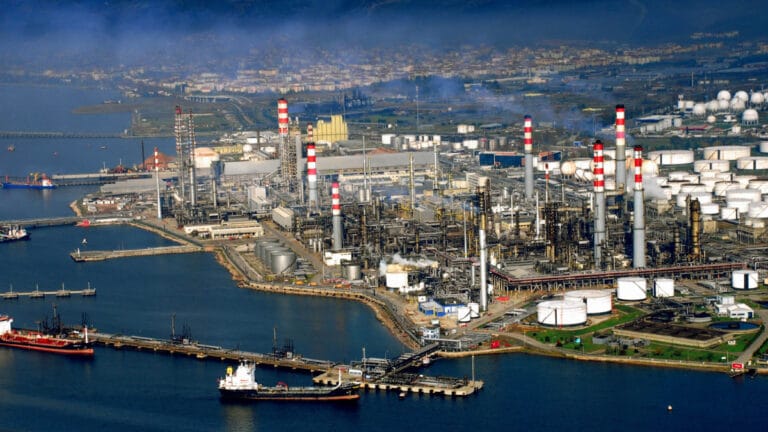 Petrol devinden dönüşüm sinyali: Tüpraş, alg ve mayalardan güneş enerjisiyle biyoyakıt üretecek