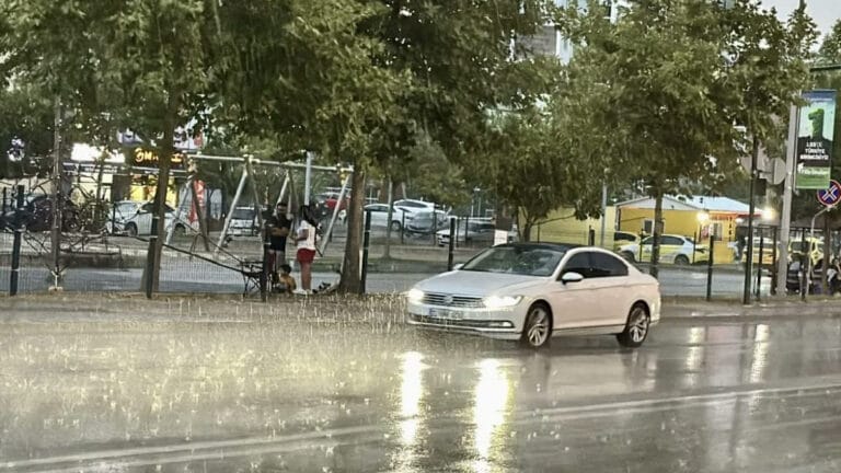 Hava durumu: Sağanak yağış, kuvvetli rüzgar ve toz taşınımı uyarısı