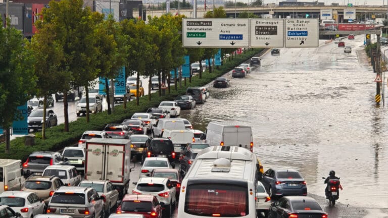 Meteoroloji uyardı: Birçok bölgede sağanak yağış ve kuvvetli rüzgar bekleniyor