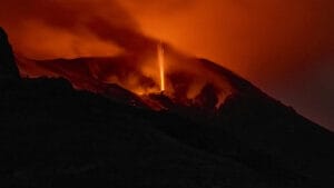 Deprem verileri Etna Yanardağı patlamalarının önceden tahmin edilmesine yardımcı olabilir