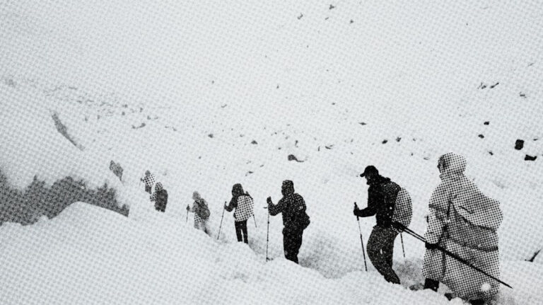 Tibet, aşırı kar yağışı nedeniyle Everest Dağı’na tırmanışı durdurdu