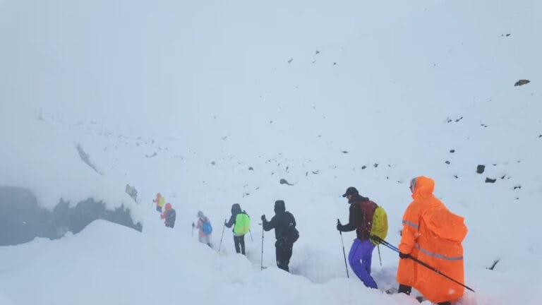 Everest’in Çin yakasında kar fırtınası paniği: Buzulda mahsur kalan 1000’den fazla kişi kurtarıldı