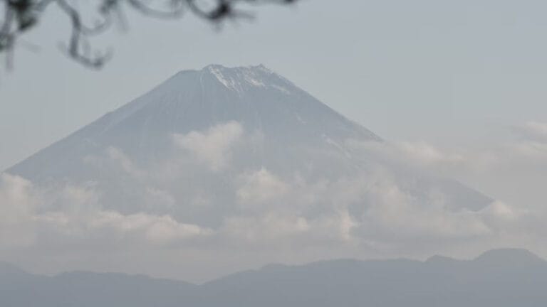 Fuji Dağı’nda kış gecikmesi: Japonya’nın ikonik zirvesine ilk kar, ortalama 21 gün gecikmeyle düştü