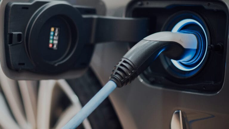 Plug-in hibrit araçlar sanıldığı kadar temiz değil: Gerçek emisyonlar benzinli araçlarla yarışıyor