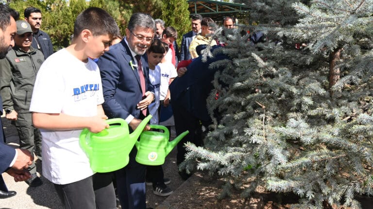 Bakan Yumaklı, ormanlar için “yeşil vatan” seferberliği başlatılacağını bildirdi