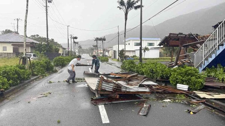 Pasifik’ten Alaska’ya çifte tayfun: Japonya’nın Izu adaları bir haftada ikinci kez vuruldu, Meksika’da can kaybı yükseliyor