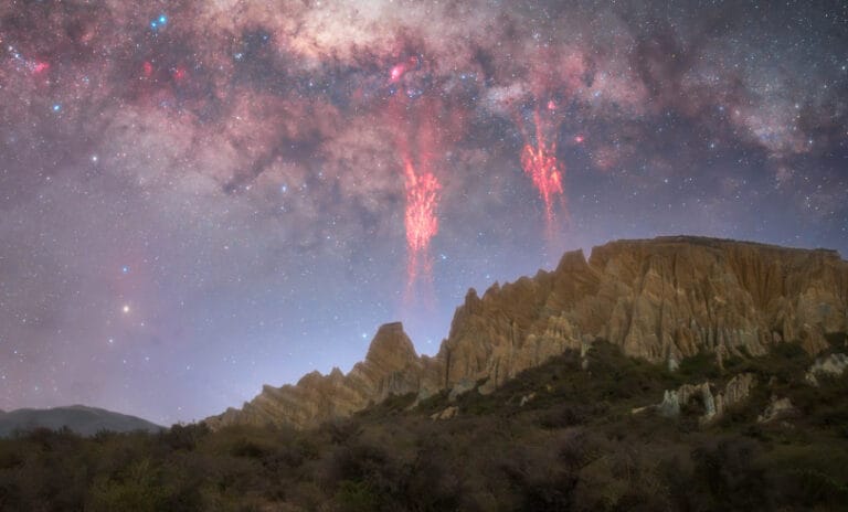 Gökyüzünün en nadir dansı görüntülendi: Yeni Zelanda’da samanyolu üzerinde “kırmızı periler” şöleni