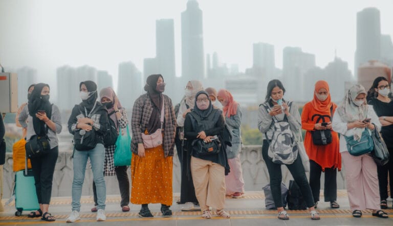 Endonezya’nın başkenti Cakarta’da yağmur suyunda tehlikeli düzeyde mikroplastik tespit edildi