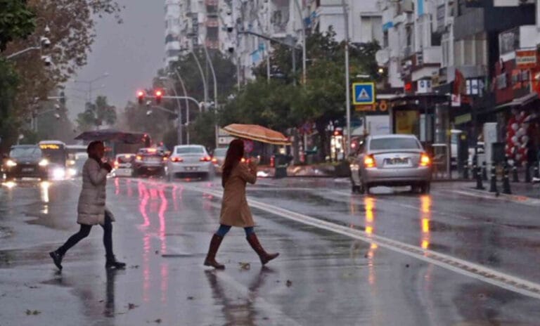 Kuzey Ege ve Marmara için kuvvetli yağmur uyarısı! Yüksek kesimlerde kar bekleniyor