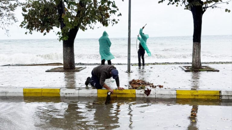 Marmara ve Karadeniz kıyılarına kuvvetli yağış uyarısı: Sıcaklıklar mevsim normallerinin altında!