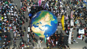 Binlerce kişi COP30 zirvesi sırasında acil eylem çağrısıyla Belém sokaklarında