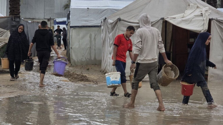 Gazze’de kış başlangıcı felaketi: Savaşın yıktığı çadırkentler seller altında, 1.5 milyon kişi acil barınak bekliyor