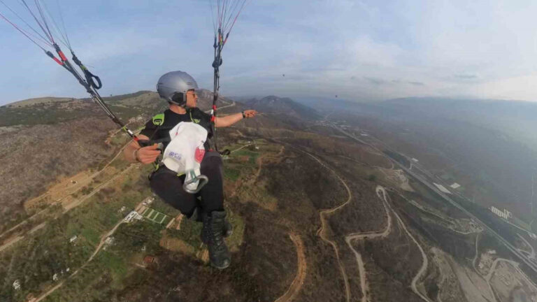 Yanan ormanlar için gökyüzünden paraşütle tohum yağdı