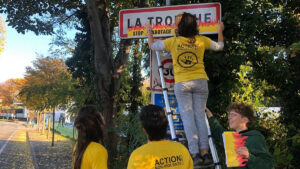 Fransa’da yüzlerce yol tabelası ve reklam panosu sahte alevlerle süslendi