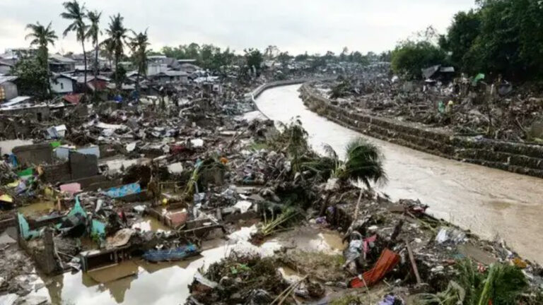Tayfun kabusu: Kalmaegi Vietnam’a yıkım getirdi, Filipinler’de can kaybı 200’e yaklaştı