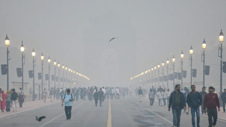 Zehirli sis felaketi: Delhi’de hava kalitesi alarmı – okullarda uzaktan eğitime, inşaatlarda yasağa geçildi