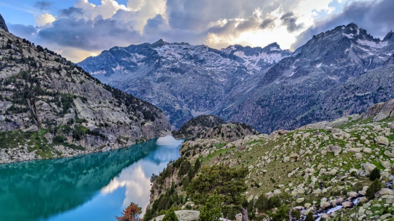 Doğa bile şaşkın: Keşmir’de eriyen Kolahoi Buzulu, ardında yeni bir ekolojik felaket yaratıyor