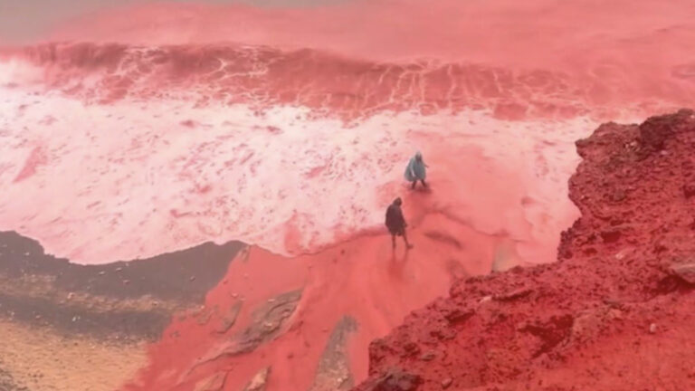 Mars değil Hürmüz Adası: Kızıl Plaj’da yağmur sonrası ‘kan kırmızısı’ manzara!