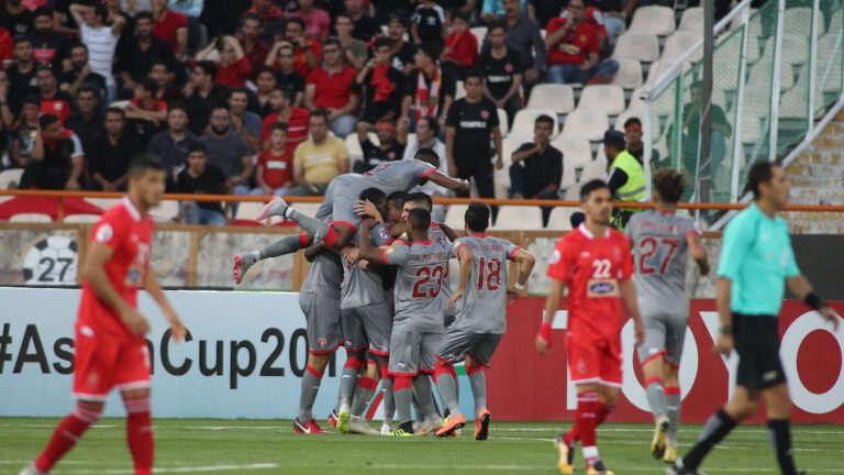 Kramponlar toz bulutunda kaldı: Tahran’da zehirli hava futbolu “ofsayta” düşürdü!