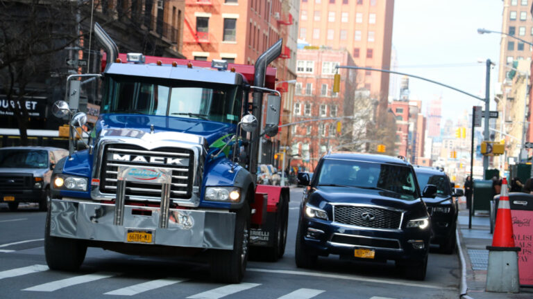 Trump dönüşü: Otomobil ve kamyonlar için yakıt verimliliği kurallarını gevşetme planını duyurdu