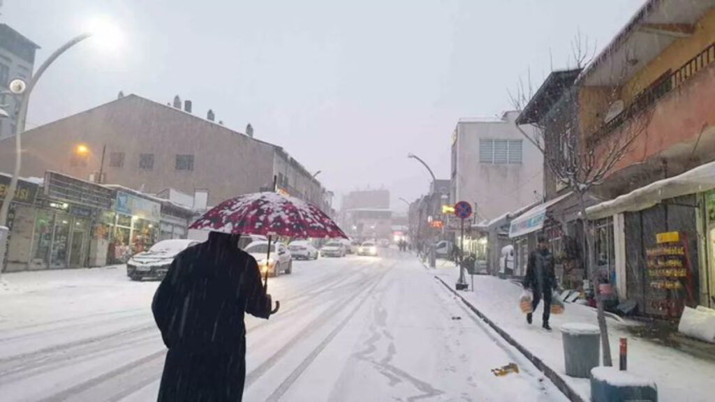 Doğu Karadeniz’de fırtına ve yoğun yağış alarmı: Yüksek kesimlerde kar ve don bekleniyor