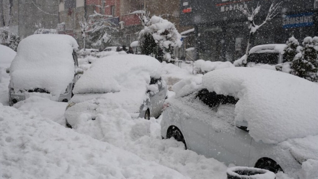 Kara kış! Meteoroloji’den kuvvetli kar yağışı alarmı! 20 cm’yi aşabilir!