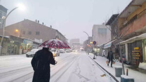 Doğu Karadeniz’de fırtına ve yoğun yağış alarmı: Yüksek kesimlerde kar ve don bekleniyor