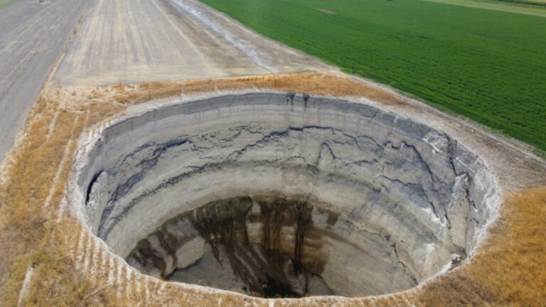 Konya obrukları çiftçileri endişelendiriyor! Türkiye’nin tahıl ambarı çöküyor mu?