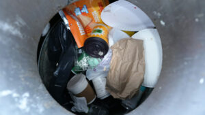 Plastik tsunamisi engellenebilir mi? Yeniden kullanım sistemiyle küresel kirliliğin %97’si ortadan kaldırılabilir