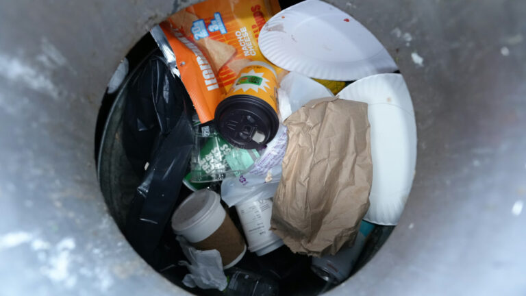 Plastik tsunamisi engellenebilir mi? Yeniden kullanım sistemiyle küresel kirliliğin %97’si ortadan kaldırılabilir