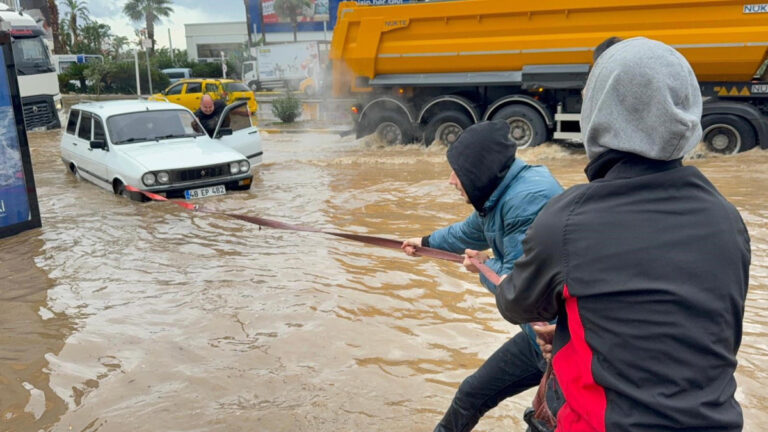 Meteorolojiden yeni uyarı: Türkiye’nin büyük bölümünde sağanak ve fırtına alarmı! Sel ve hortum riski yükseliyor