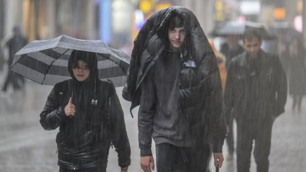 Meteoroloji’den 12 il için turuncu, 25 il için sarı alarm! Sağanak yağmur ve kar yağışı etkili olacak