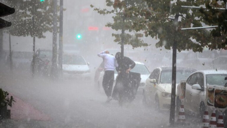 Akdeniz ve Ege kıyıları alarmda: Meteoroloji, kuvvetli yağış ve şiddetli fırtına uyarısı yaptı