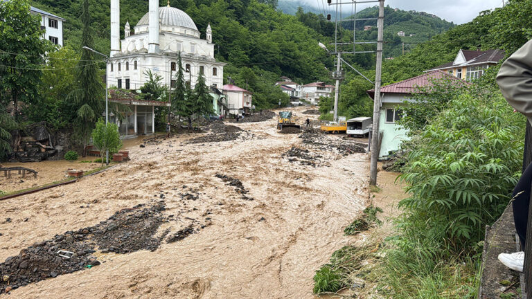 Meteorolojiden kuvvetli yağış uyarısı: Orta ve Doğu Karadeniz kıyılarına dikkat