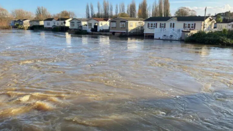 Chandra fırtınası İngiltere’yi vurdu: 150’ye yakın sel uyarısı verildi
