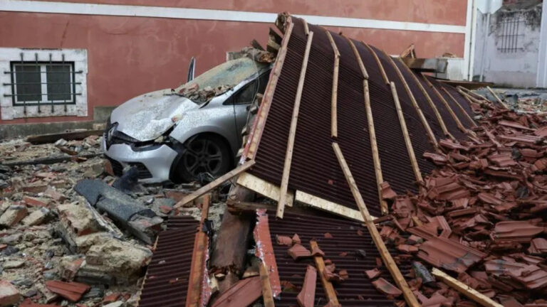 Kristin fırtınası Portekiz’i vurdu: En az 3 ölü, 800 binden fazla kişi elektriksiz