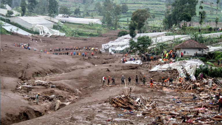 Endonezya’da toprak kayması: Ölü sayısı 48’e yükseldi